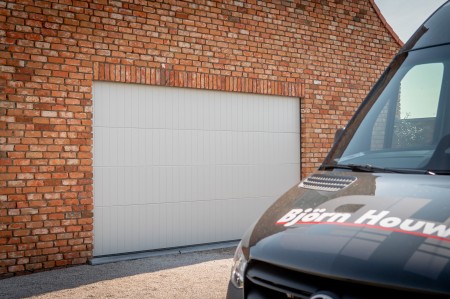 Sectionale garagepoort met rechte belijning