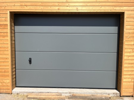 Plaatsen van een garage poort in houten bijgebouw te Vleteren