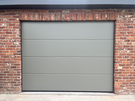 Plaatsen van een nieuwe garage poort in dit vernieuwbouw project te Zillebeke Ieper